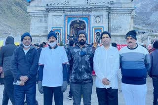 ramesh-jarakiholi-visits-the-badrinath-and-kedarnath-temple
