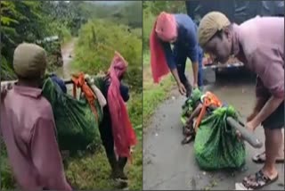 ರಸ್ತೆ ಇಲ್ಲದೆ ರೋಗಿಯನ್ನು ಜೋಳಿಗೆಯಲ್ಲಿ ಹೊತ್ತೊಯ್ದ ಗ್ರಾಮಸ್ಥರು