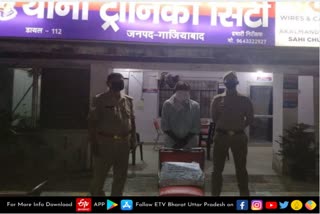 पुलिस की गिरफ्त में आरोपी.