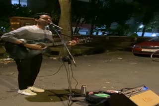 Man performs Jab Koi Baat Bigad Jaye on street to pay music school fees