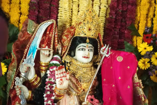 Devotee offered gold crown to maa Shailputri
