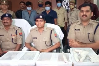 पुलिस हिरासत में आराेपी.