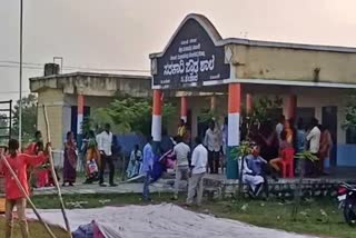 gadikeshwar-earthquake-villagers-leaving-village