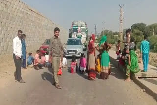 Parents misbehaved with children of teacher in Kota, blocked National Highway-52 in protest