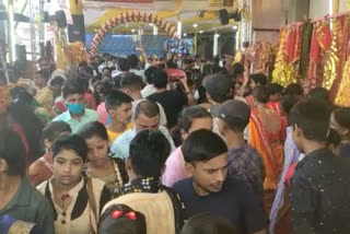 पूजा के लिए श्रद्धालुओं की उमड़ी भीड़