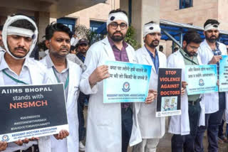 delhi aiims doctors demanded to implement central protection act for safety of doctors