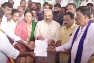 cm-bommai-visits-farmers-protest-site-in-mandya