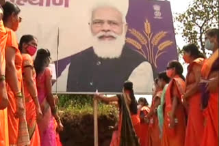 Shiv Sena's Ranragini ridiculed prayer PM's photo over inflation in ratnagiri