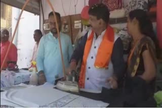 bjp-candidate-doing-iron-at-khandwa