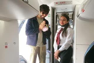 महिला पायलट के साथ कार्तिक आर्यन ने शेयर की तस्वीर