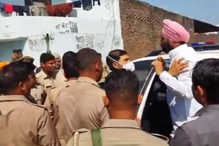 In Rampur, farmers showed black flags to the Minister of State