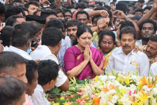 Chennai: Expelled AIADMK leader Sasikala pays floral tributes to Jayalalithaa