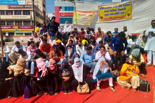 مدرسہ پیرا ٹیچرس کا غیر معینہ مدت کے لیے احتجاج شروع