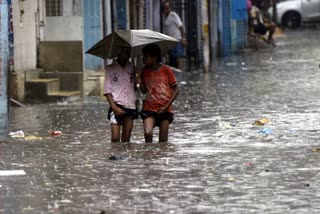 KERALA RAIN UPDATE  RAIN UPDATE  കനത്തമഴ  ഇടുക്കിയിൽ കനത്തമഴ  ഉരുള്‍പൊട്ടല്‍  കലക്‌ടര്‍  ഉരുള്‍പൊട്ടല്‍ ഭീഷണി  RAIN UPDATE IDUKKI