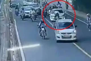 he Driver Snatched The Traffic Police From The Bonnet Of The Car At pune