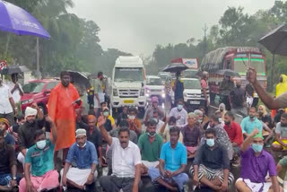 മത്സ്യത്തൊഴിലാളികളെ കണ്ടെത്തിയില്ല  കാണാതായ മത്സ്യത്തൊഴിലാളികൾ  മലപ്പുറത്ത് റോഡ് ഉപരോധിച്ച് പ്രതിഷേധം  മലപ്പുറത്ത് പ്രതിഷേധം  പൊന്നാനിയിലെ മത്സ്യ മത്സ്യബന്ധനം  ജനകീയ കൂട്ടായ്‌മ പ്രതിഷേധിച്ചു  protest against government malappuram  malappuram ponnani news  fisherman missing incident news  fisherman missing incident latest news