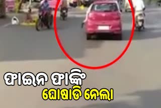 The driver snatched the traffic police from the bonnet of the car