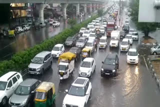 लोगों को जगह-जगह ट्रैफिक जाम का सामना करना पड़ रहा है