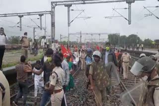 farmers-of-jharkhand-stopped-passenger-train-at-namkum-station