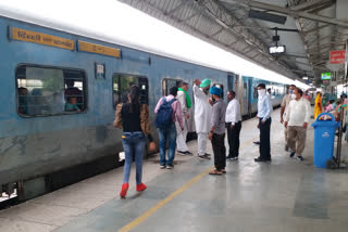 Farmers stopped train at Kurukshetra railway station in protest against Lakhimpur incident, problems faced by passengers