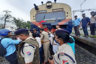 farmers-of-jharkhand-stopped-passenger-train-at-namkum-railway-station