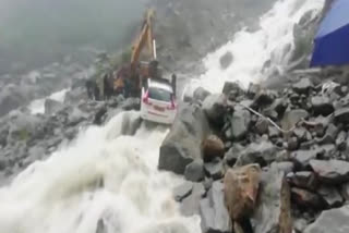 Watch! Dramatic visuals of car stuck between rocks being pulled to safety