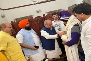 Photo Of The Head Of The Nihang Group with union Agriculture Minister is Viral, randeep surjewala raising questions