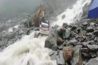 Chamoli news  badrinath highway  badrinath highway car stuck  car stuck  ബദ്രിനാഥ് ദേശീയപാത  ഉത്തരാഖണ്ഡില്‍ മഴ വാര്‍ത്ത  ഉത്തരാഖണ്ഡിലെ മഴയില്‍ കാര്‍ കുടുങ്ങി വാര്‍ത്ത  കാര്‍ ഒലിച്ചുപോയി വാര്‍ത്ത