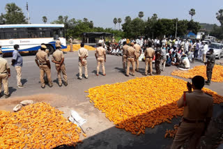 metpally-corn-farmers-dharna-at-national-highway-in-jagtial-district