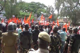 bajrang-dal-of-vishwa-hindu-parishad-protest-over-attacks-on-hindus-in-bangla-desh