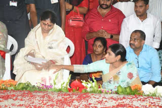 ysrtp-president-ys-sharmala-prayers-to-ysr-at-idupulapaya-in-kadapa-district-in-ap