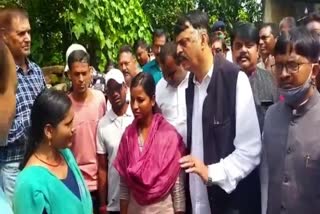 jharkhand-congress-state-president-consoled-family-members-of-leader-kamlesh-sharma-in-bhurkunda-ramgarh