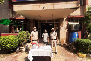 Vasant kunj police arrested security guard in delhi