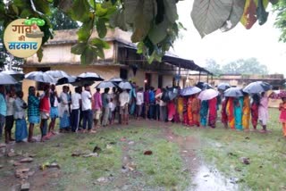 बगहा में बारिश के बीच मतदान