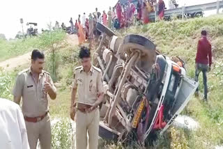 Rajasthan News, Dholpur News , Mini truck full of milk overturned in Dholpur