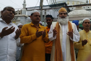 prayer-at-ajmer-sharif-shrine-for-aryan-bail