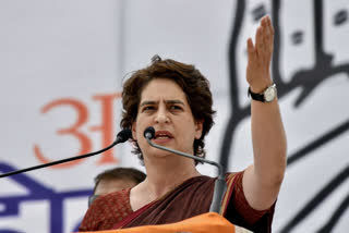 Lucknow: Priyanka Gandhi Vadra & her convoy stopped by Police on their way to Agra