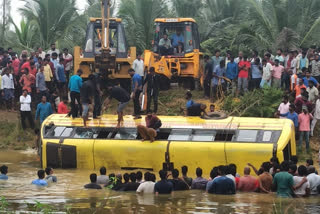 school bus plunged into a roadside water pond