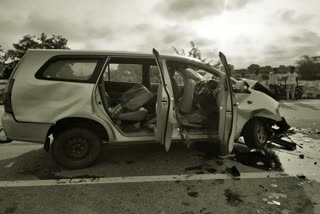 one-killed-and-four-injured-in-gundlupete-road-accident