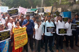 வெளியிட லியுறுத்தி சென்னை கே.பி.பார்க் பகுதியில் வசிப்போர் ஆர்ப்பாட்டத்தில் ஈடுபட்டனர்