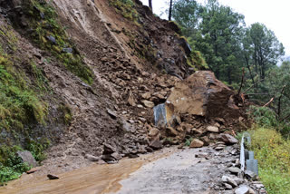 72 घंटे बाद भी नहीं खुला ग्वालदम कर्णप्रयाग NH