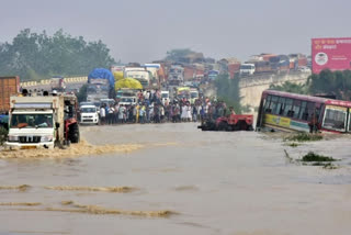 Over 190 killed after heavy rains, Over 190 killed after heavy rains in Nepal and India, Nepal and India rain, Nepal and India rain news, ಭಾರತ ಮತ್ತು ನೇಪಾಳದಲ್ಲಿ 190ಕ್ಕೂ ಹೆಚ್ಚು ಜನ ಸಾವು, ಕುಂಭದ್ರೋಣ ಮಳೆಗೆ ಭಾರತ ಮತ್ತು ನೇಪಾಳದಲ್ಲಿ 190ಕ್ಕೂ ಹೆಚ್ಚು ಜನ ಸಾವು, ಭಾರತ ಮತ್ತು ನೇಪಾಳ ಮಳೆ, ಭಾರತ ಮತ್ತು ನೇಪಾಳ ಮಳೆ ಸುದ್ದಿ,