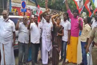 protest against edappadi palanisamy  protest in thirunelveli  thirunelveli news  thirunelveli latest news  edappadi palanisamy  protest  thirunelveli people protest against edappadi palanisamy  எடப்பாடி பழமிசாமி  எடப்பாடி பழமிசாமியின் உருவ பொம்மை எரிக்க முயற்சி  திருநெல்வேலியில் எடப்பாடி பழமிசாமியின் உருவ பொம்மை எரிக்க முயற்சி  உருவ பொம்மை  திருநெல்வேலி செய்திகள்