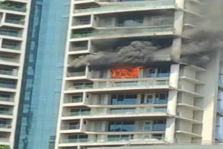 एका इमारतीला भीषण आग