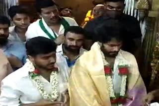 harishgowda-and-nikhilkumaraswamy-visited-chamundi-temple