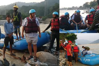 congress-working-president-ranjeet-rawat-providing-help-to-the-disaster-affected-villages-through-rafts