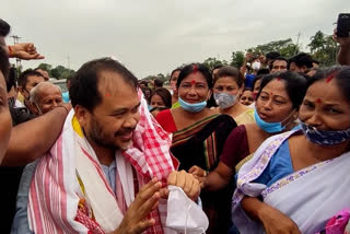 akhil gogoi claims attack on party worker of raijor dal