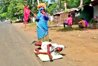 Elderly going to Jagannath Puri while dandwat from Rajasthan