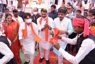 Jyotiraditya Scindia danced to tribal tune in Burhanpur