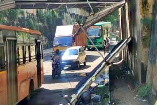 secure-plate-of-railway-underpass-iron-fell-on-a-bmtc-bus